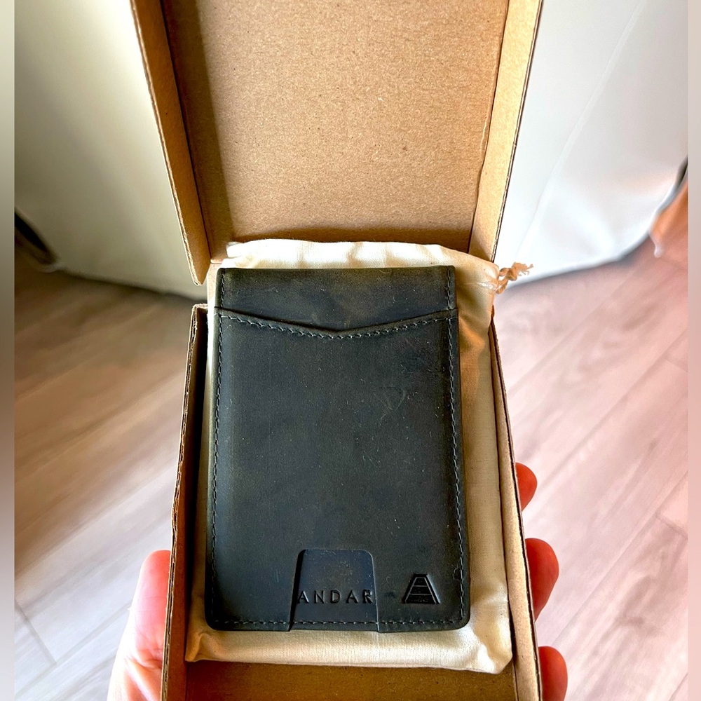 BRAND NEW ANDAR MEN’S WALLET -STYLE THE RANGER - COLOR IS OLIVE GRAY 🎆